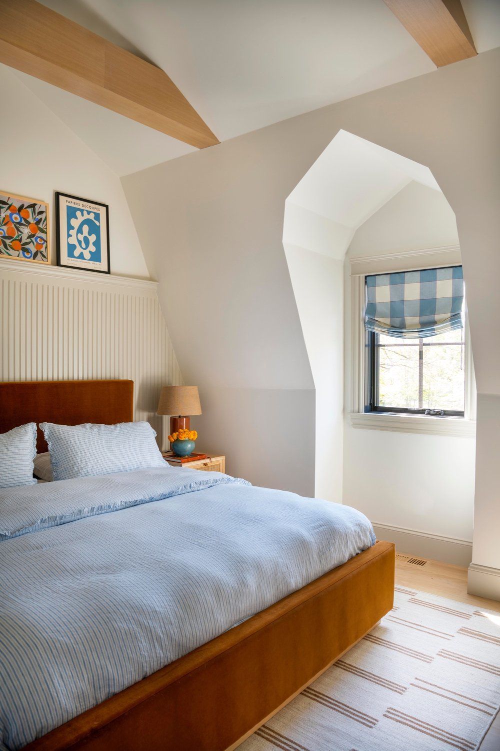 bedroom with ledge