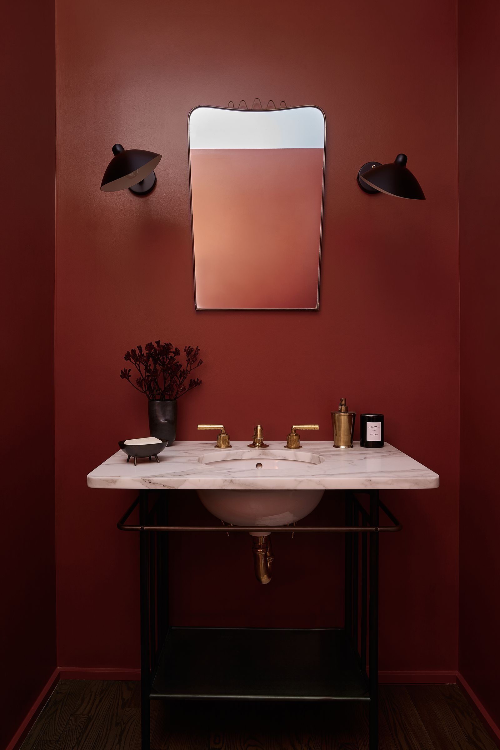 Sink Faucet Sink Lamp Basin Plant and Cup